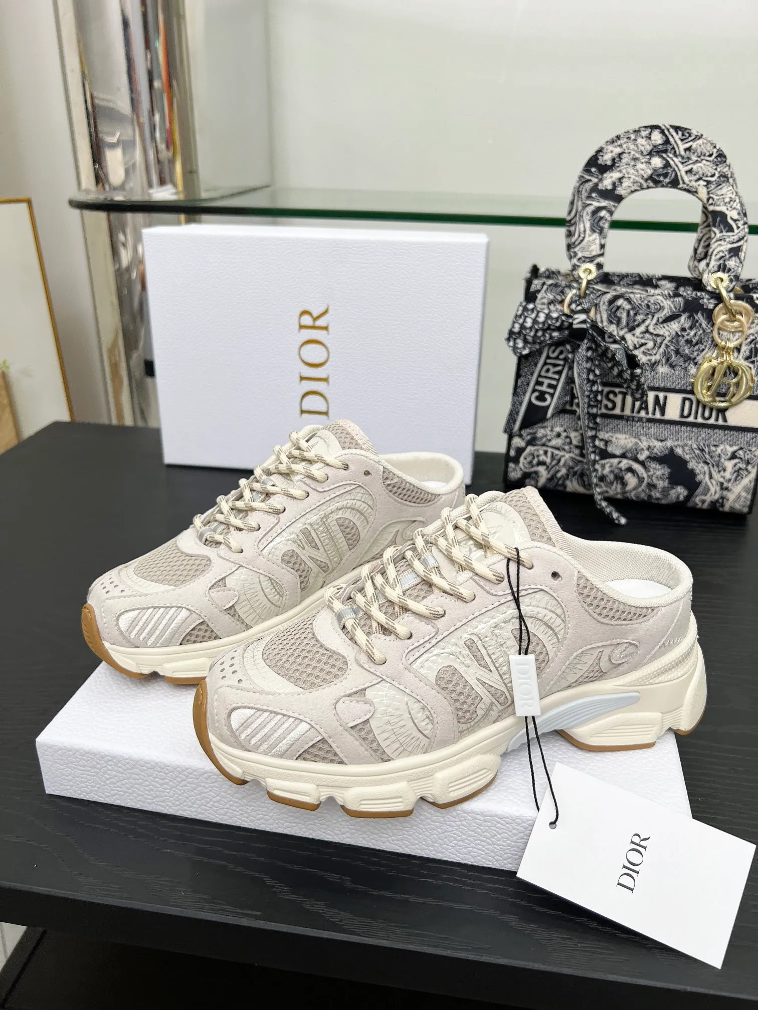 p560🐮🐮This Dior Chrono sports half slipper reinterprets running shoes with Dior's haute couture style. Gray mesh fabric is paired with tonal suede calfskin panels, the CD logo on the side, the star patch on the tongue and the Dior logo on the heel, all in classic fine detail. Featuring two-tone laces and a lightweight sole with star graphics, they can be worn year-round. Size: Women’s size 35-41 (35/42 can be customized) Men’s size 40-46 (men’s version is being printed) Color: 12 colors available